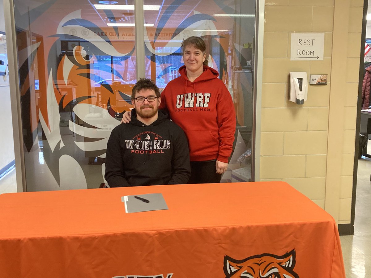 LakeCityFootba2's tweet photo. Congrats to Jordon Huth on his commitment UW-River Falls!! https://t.co/Akvlw8oSOo