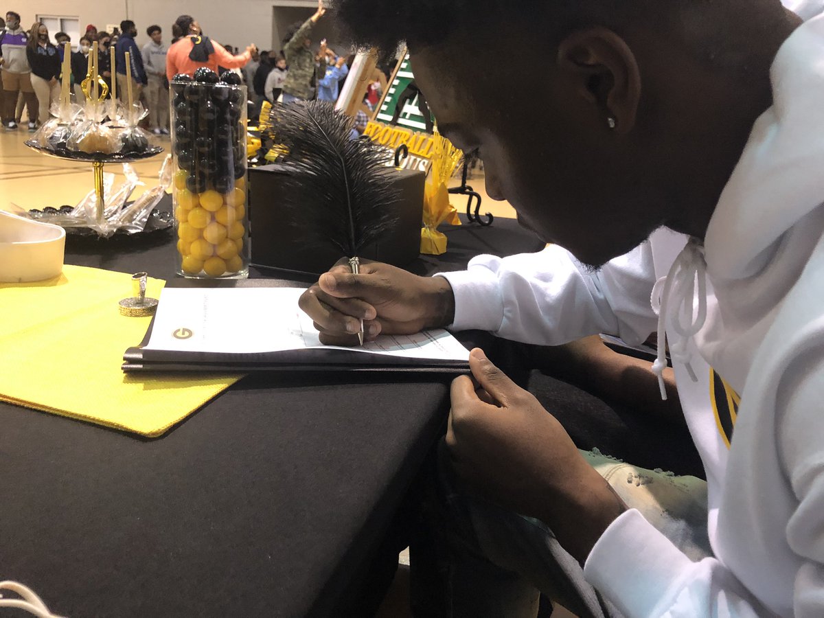 Nakia_Michele's tweet photo. ✍🏽Signing Day  2022.. THE Grambling University🖤💛
@KyleJonesJr1 @KrisPeters06 @GSUFootball01 @GSU_TIGERS 
#GramFam #Exit81 #GMEN22 https://t.co/aldfFPH0NQ