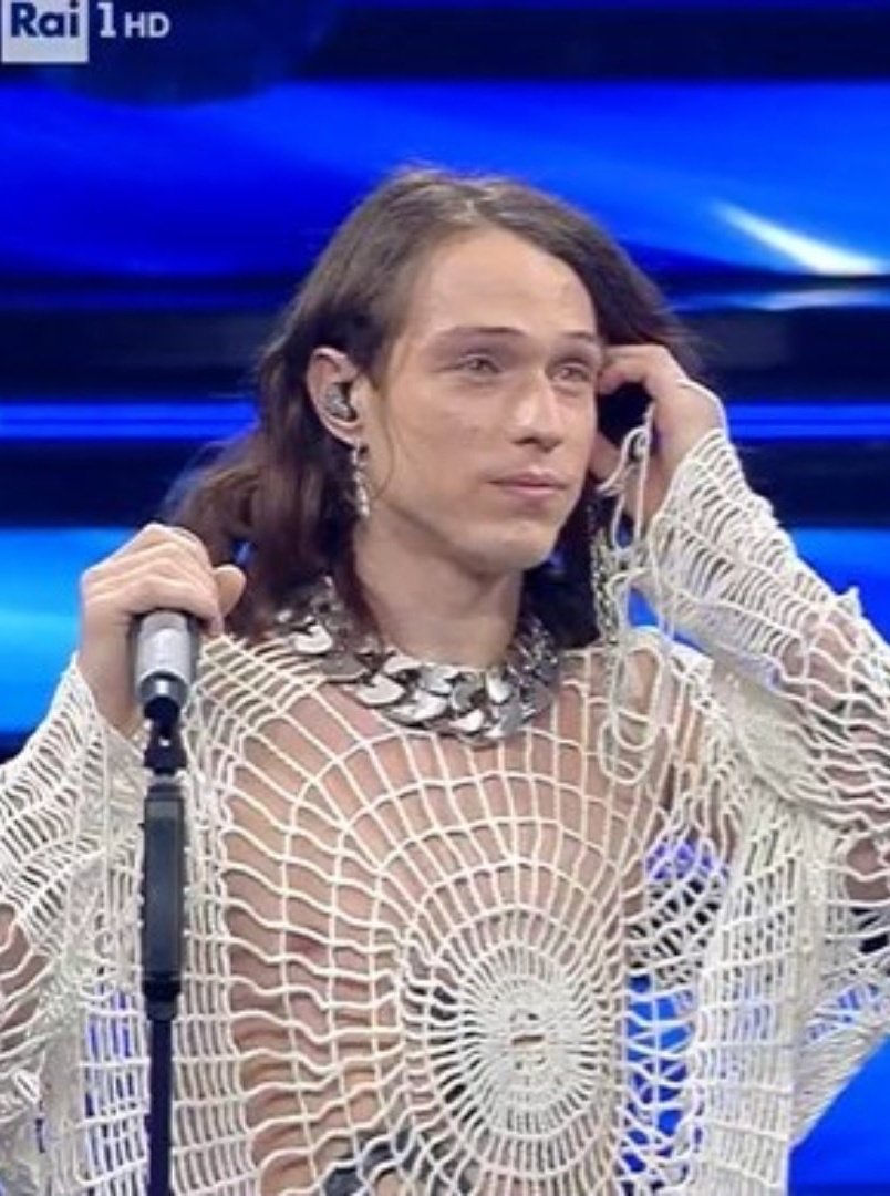 martapmaybe's tweet photo. Quando vai a dormire a casa del tuo amico, ma lui già dorme e non ti ha dato la coperta quindi usi il centrino di sua nonna per coprirti #Sanremo2022 https://t.co/JpBWB6PNPd