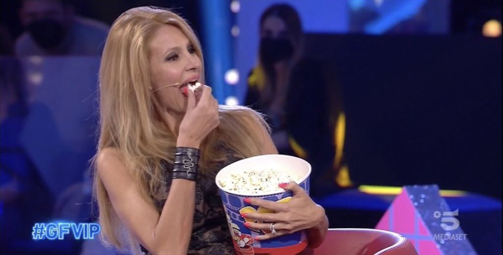 alesxhs's tweet photo. AKA CHE ENTRA NEL DIBATTITO FANTASANREMO TRA SANGIO E MICHELE VINCENDOOOO #Sanremo2022   #festivaldisanremo2022 https://t.co/yI2PgKxFVu