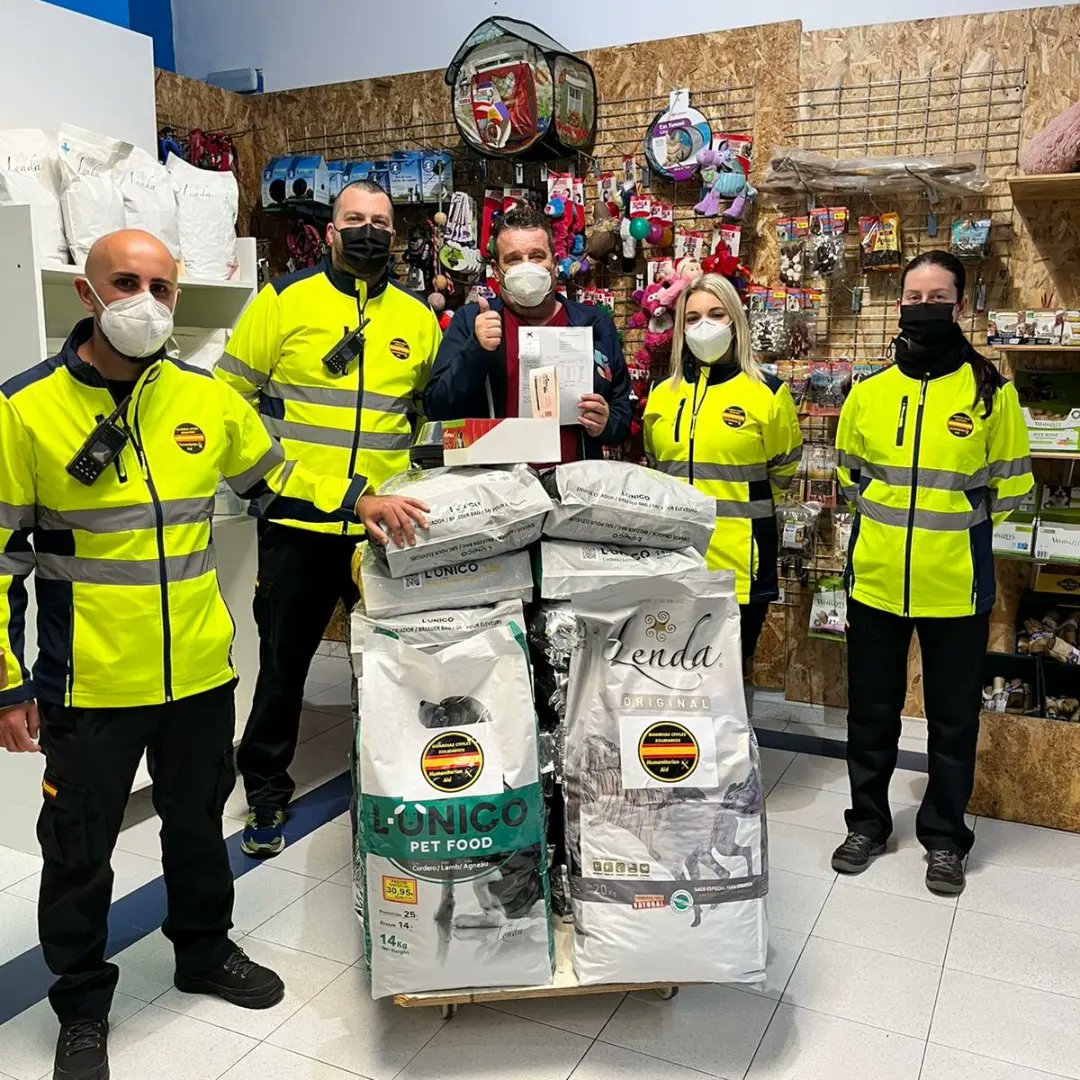 AGCSCANARIAS's tweet photo. Realizamos compra de productos para el #RefugioAnimaldeEmergenciasElPaso.
Allí residen temporalmente animales extraviados y otros cuyos familiares no tienen donde alojarlos al estar evacuados o haber perdido sus viviendas. Conocimos a Teo, un Guacamayo que le gusta el baile. https://t.co/fkE6vpzozV