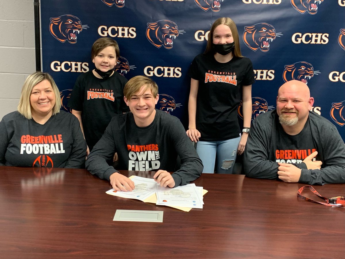DeckerKaylor's tweet photo. ◾️🔸Blessed to sign and officially commit to play football at Greenville Univ.  Can’t thank my parents,coaches and countless others that helped me get here enough. I want to thank @CoachTreyStille for being great through the process. Excited for the next 4 years at GU #home 🔸◾️ https://t.co/lczqYZb7aN