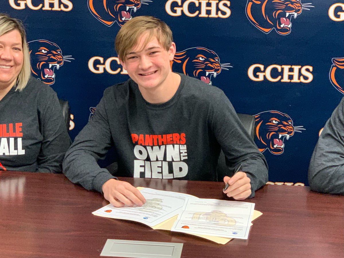 DeckerKaylor's tweet photo. ◾️🔸Blessed to sign and officially commit to play football at Greenville Univ.  Can’t thank my parents,coaches and countless others that helped me get here enough. I want to thank @CoachTreyStille for being great through the process. Excited for the next 4 years at GU #home 🔸◾️ https://t.co/lczqYZb7aN