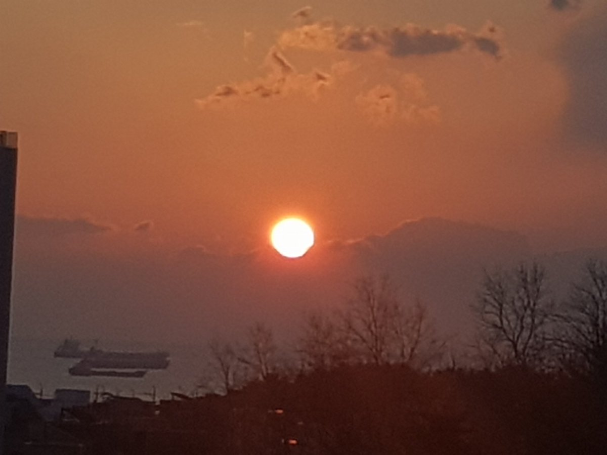 qien0811's tweet photo. 정월 초하루 아침
동해(시댁ㅜㅜ)에서 찍은 일출.
그 웅장함은 사진으로 담을 수가 없구나.
어쨌든 새해는 왔고. 
전염병은 여전히 창궐하지만. 
그럼에도 불구하고 하루하루 해야할 일과 하고 싶은 일들을 잘 섞어해가며 산다. https://t.co/gpcLGVgNOp