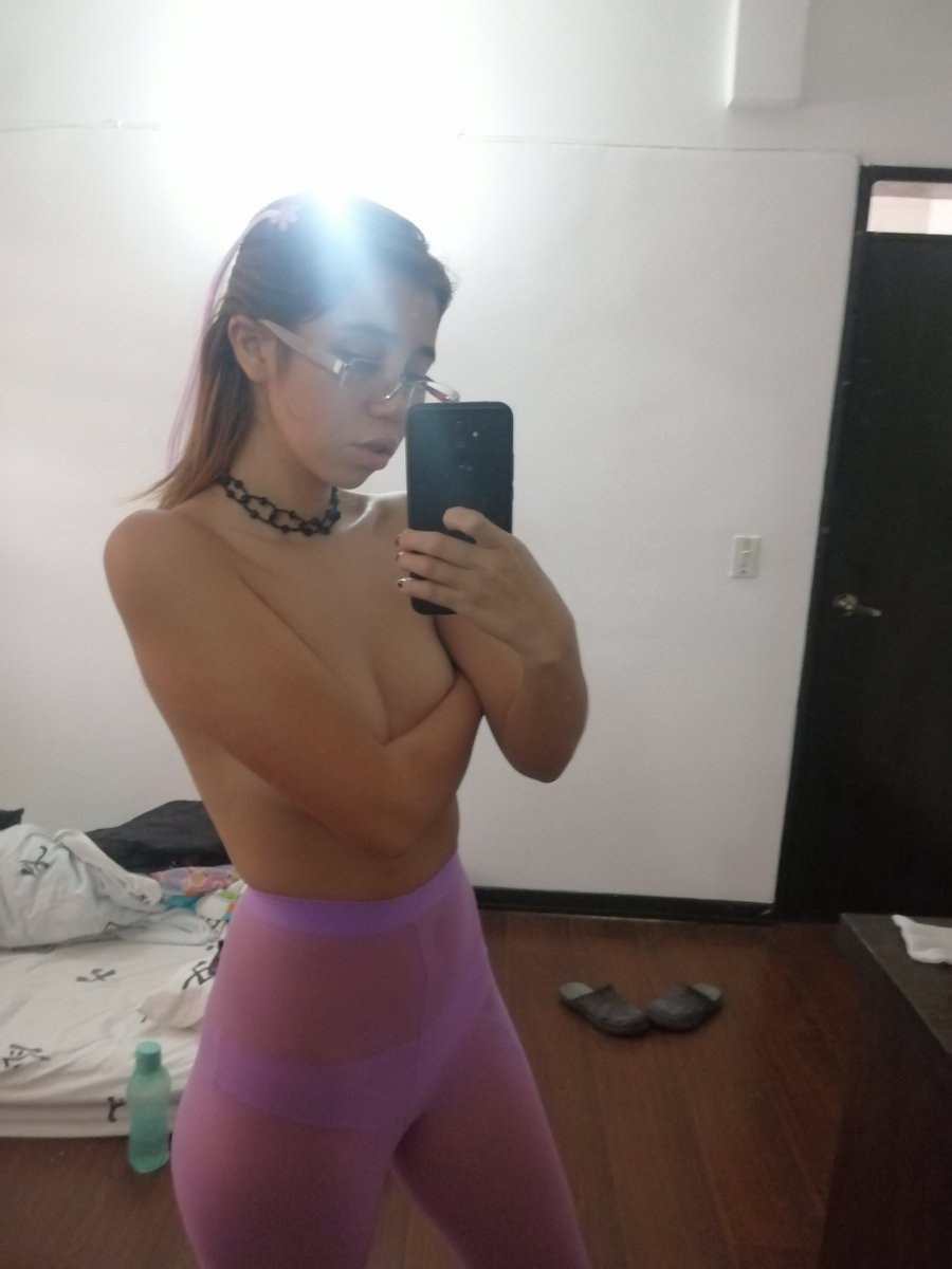 xikibeibi_xoxo's tweet photo. Las chanclas están haciendo así 👉👈 https://t.co/m0bINvIaRf