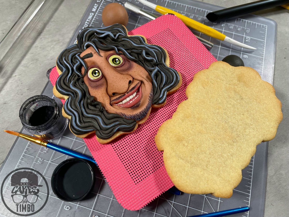 CakesByTimbo's tweet photo. 1 down, and (don't ask me how many) to go! 😴
•
#Encanto #Cookies #WeDontTalkAboutBruno @EncantoMovie https://t.co/3Cw3rjIwEa