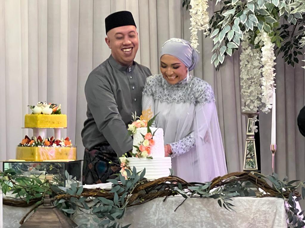 MohdShukriYajid's tweet photo. Wishing Akmal &amp; Adibah a blissful married life. May love, happiness and good health be ever present in your journey together. Congrats to Prof @ajg8888 &amp; Prof @khalidah_md for lovely reception party &amp; thanks for the invitation to be part of the memorable evening. @MSUmalaysia https://t.co/VSxd9Pfy0W