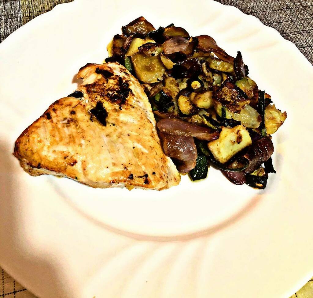 PiramideRossa's tweet photo. Ancora non avevo #cenato…e allora? #cenadimezzanotte con #filettodipettodipollo saltato alla #piastra con un #mistodiverdure saltate in #padella 😋😋😋….#buonacena a #me e https://t.co/jRwgkmwrVx https://t.co/nAVeP99SlA