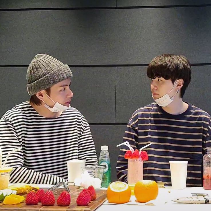 taegi_lvs's tweet photo. — Tae con el Yoongi de cartón ๑• . •๑

@BTS_twt https://t.co/OqzODPXJA2