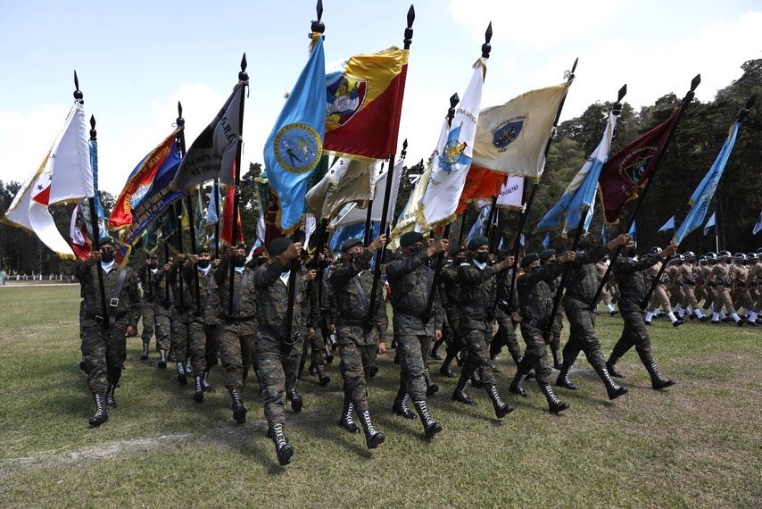 DrGiammattei's tweet photo. Hoy conmemoramos el 171 aniversario de la heroica e histórica Batalla de la Arada y el Día de las Fuerzas de Tierra del Ejército de Guatemala. Como comandante general del @Ejercito_GT, mi responsabilidad es velar porque la soberanía sea un hecho que se practique todos los días. https://t.co/0teDwUZGMF