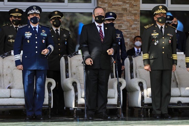 DrGiammattei's tweet photo. Hoy conmemoramos el 171 aniversario de la heroica e histórica Batalla de la Arada y el Día de las Fuerzas de Tierra del Ejército de Guatemala. Como comandante general del @Ejercito_GT, mi responsabilidad es velar porque la soberanía sea un hecho que se practique todos los días. https://t.co/0teDwUZGMF