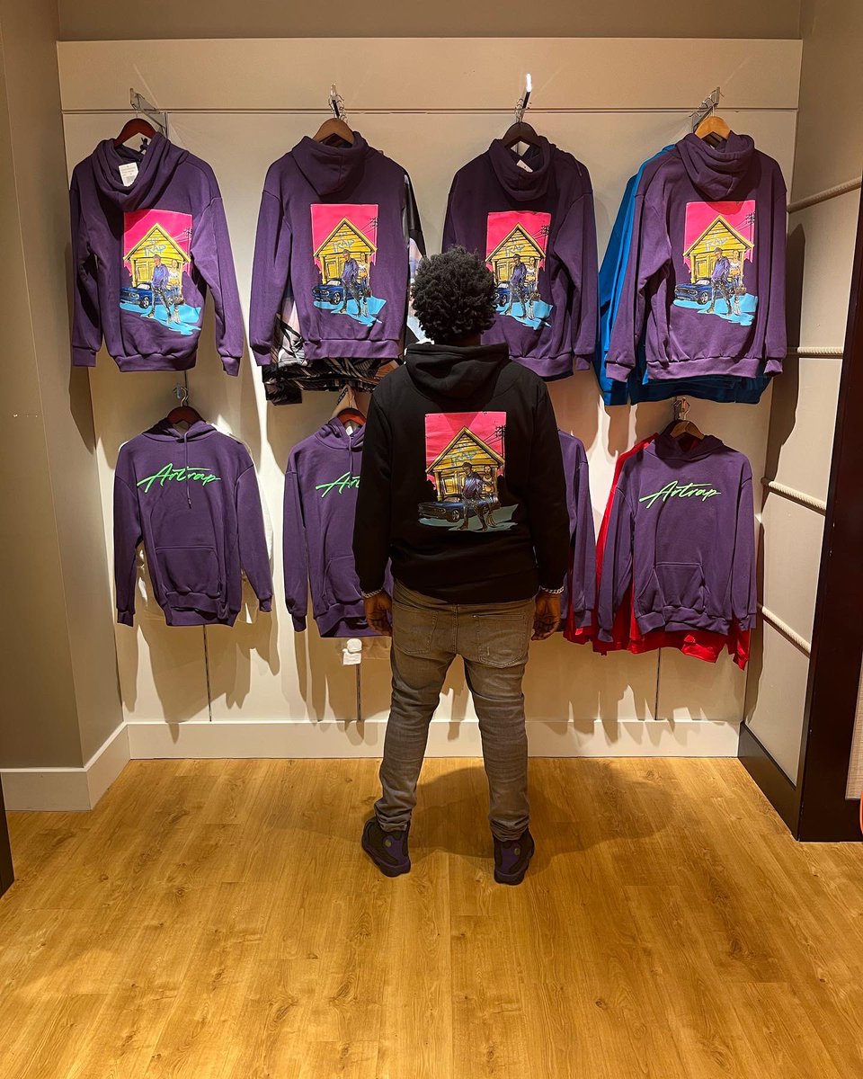 TRENDSETTERCj's tweet photo. went from sleeping on the floor to my clothing in the store don't let nobody tell you your dreams ain't possible #ARTTRAP 💜🪁🎨🏚 https://t.co/76JN4TMXI6