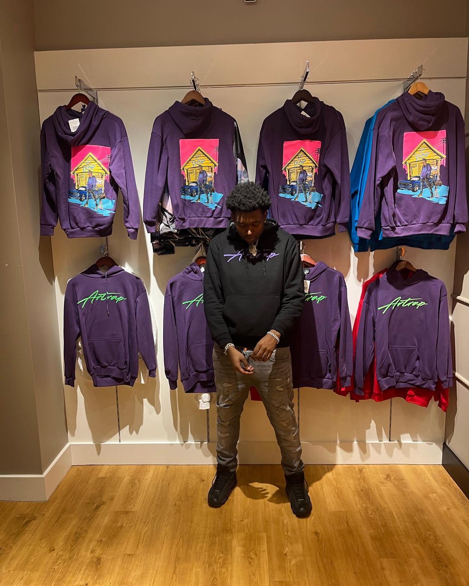TRENDSETTERCj's tweet photo. went from sleeping on the floor to my clothing in the store don't let nobody tell you your dreams ain't possible #ARTTRAP 💜🪁🎨🏚 https://t.co/76JN4TMXI6