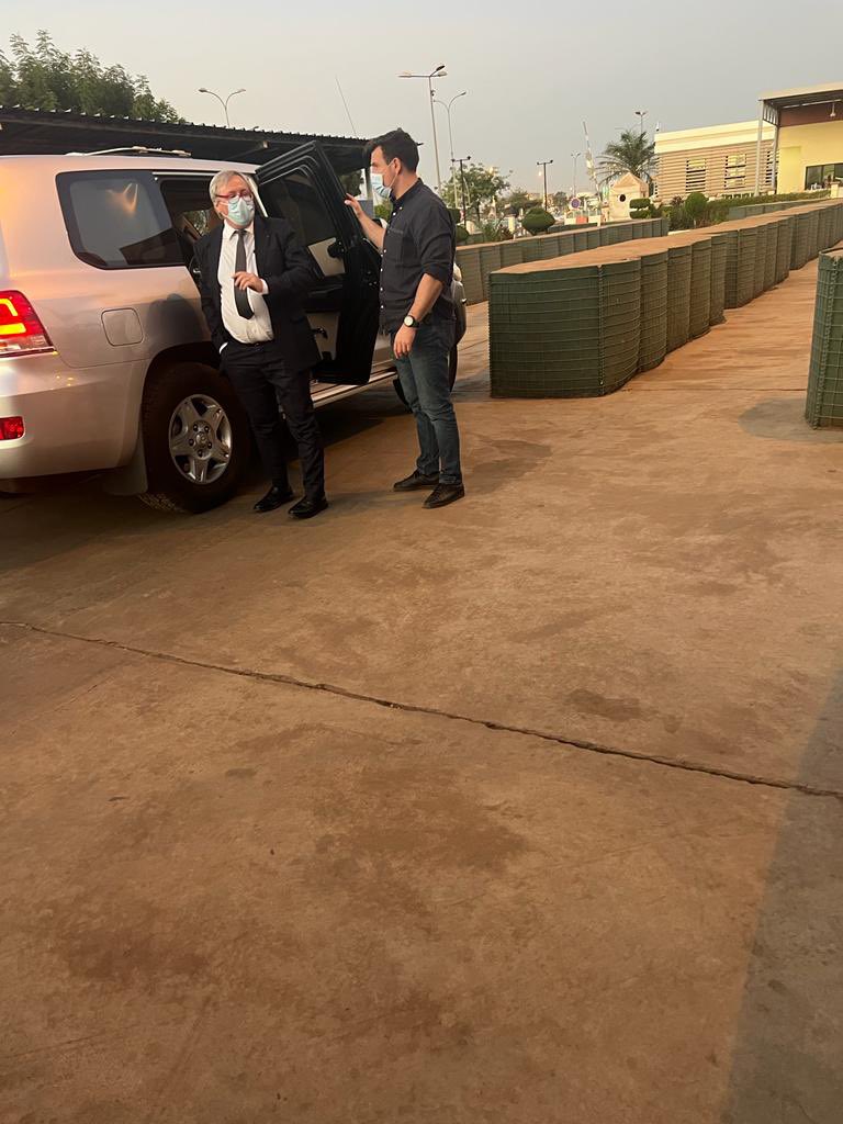 che_malien's tweet photo. #MALI: Bye bye Bonne route. 
If you could take the bulding of your embassy with you, and never ever come back it would be 😎😎
#HandoffMali 
#StandWithMali 
#nomorewhitebois https://t.co/rW5PObQL27