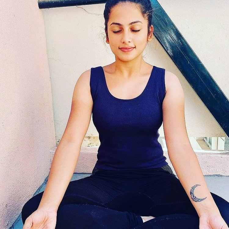 ROFLsaanvi's tweet photo. #GoodMorningTwitterWorld #yogagirl #itsyogatime 😊 https://t.co/Vt4tiCsmlT