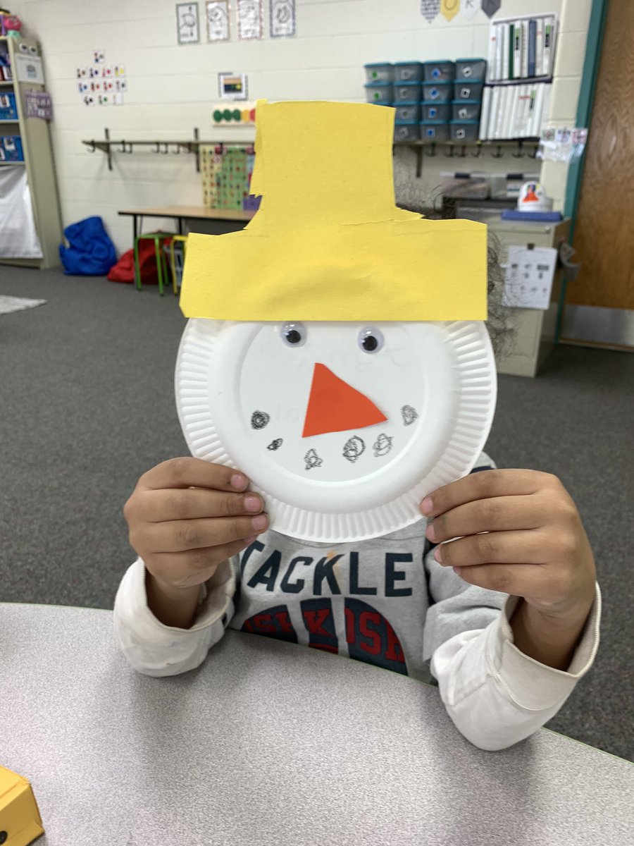 MissMollyGerber's tweet photo. We had “snow much fun” today making a snowman craft! We worked on cutting and following step directions! Thanks Ms. Zuleg for the idea and for letting us use your supplies! #cowlishawkoalas @CowlishawKoalas  @Zuleg_Teach https://t.co/4yDDiVrPld