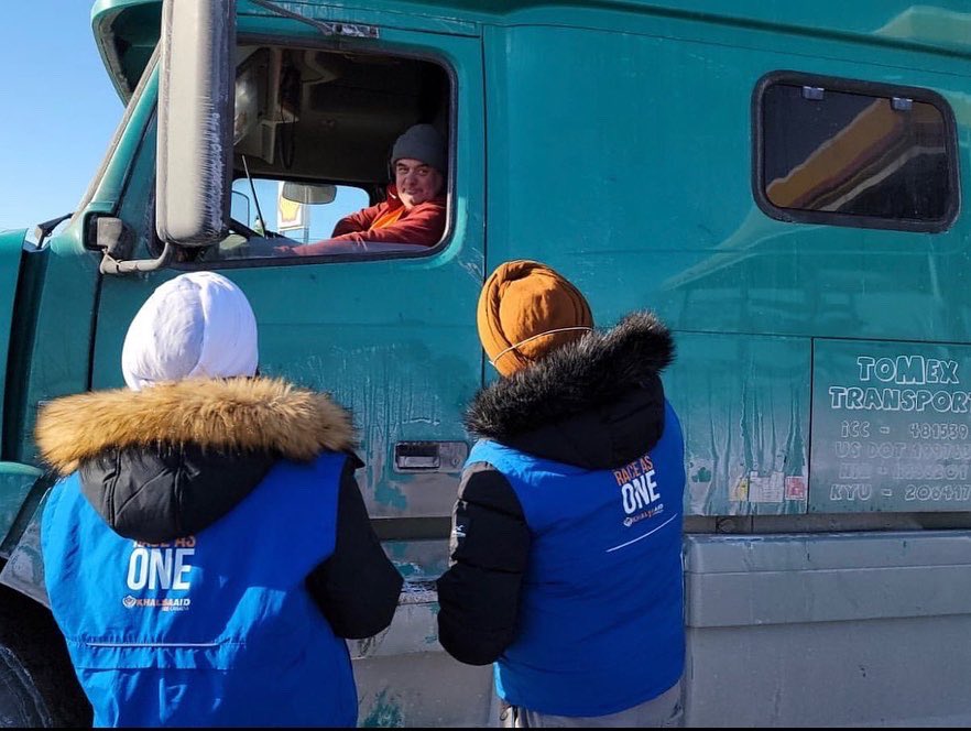 KhalsaAidUSA's tweet photo. On Sunday January 30th 2022, team #Montreal from @khalsaaidca went to different truck rest stations near the American border. Volunteers distributed Pizza and snacks to thank all the cross-border drivers for their valiant efforts for this winter.

#khalsaaid https://t.co/vtcozyMILx