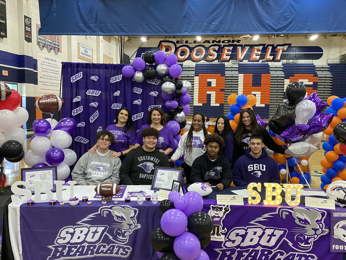 SBU Official! NLI Signing day in the books! We coming BOMO!! #BearcatRoar #ERHS4 @SBU_Football 
<a href="/Coach_Clardy/">Robert Clardy</a> <a href="/CoachNiccum66/">Coach Niccum</a> <a href="/CoachStilwell/">Johnny Stilwell</a> 
<a href="/Nicolas_Cab74/">Nicolas Cabrera</a> <a href="/JacquezNeal/">Jacquez Neal</a> <a href="/2Gaavin4/">Gavin Hoffmann</a>