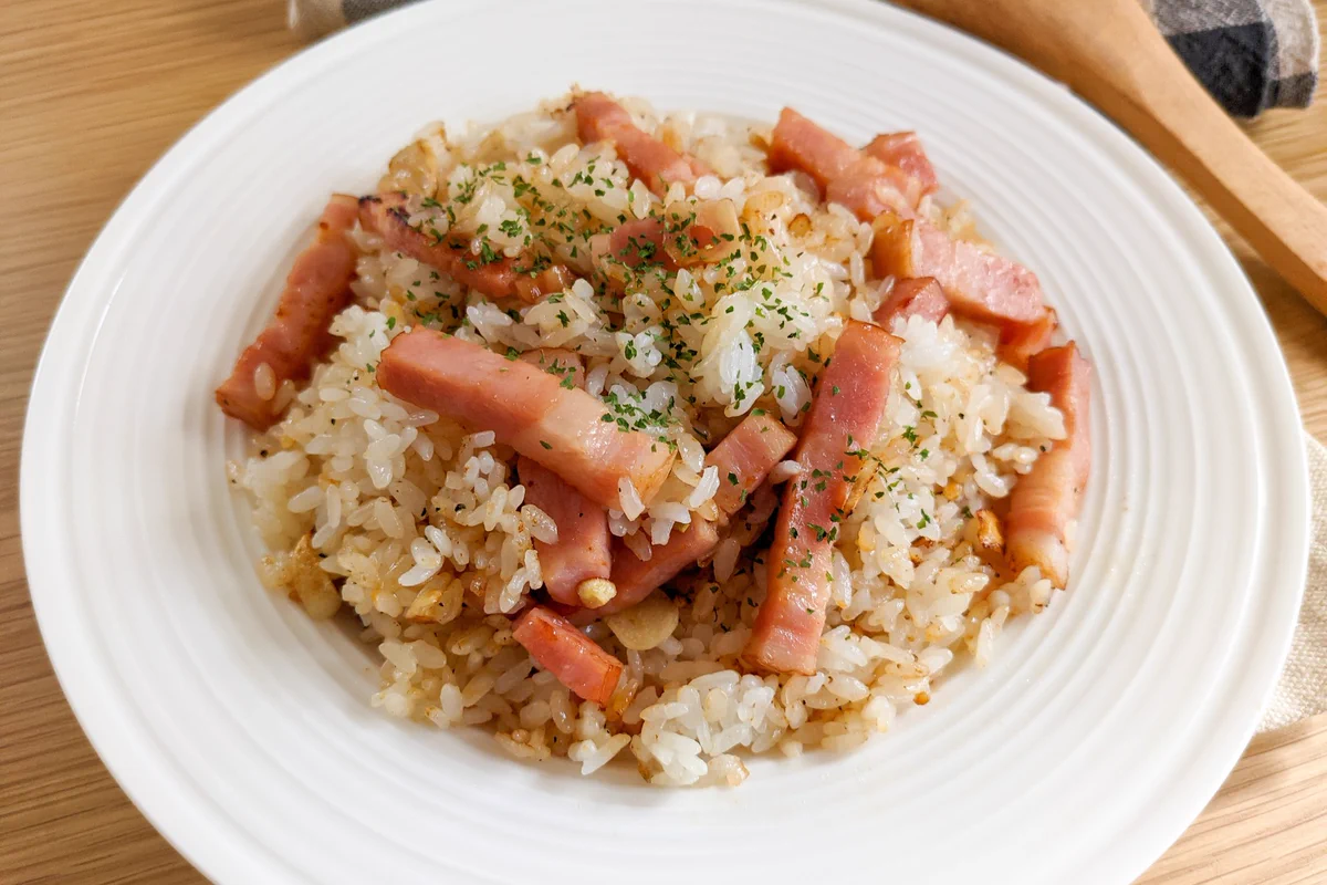 あっという間に完食してしまう一品？！ベーコンなどを使った「ガーリックライス」レシピ！