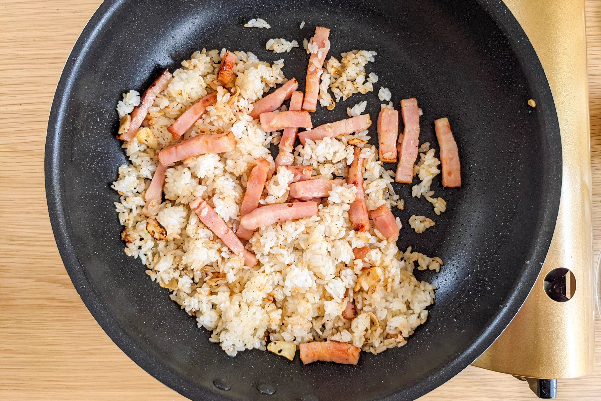 あっという間に完食してしまう一品？！ベーコンなどを使った「ガーリックライス」レシピ！