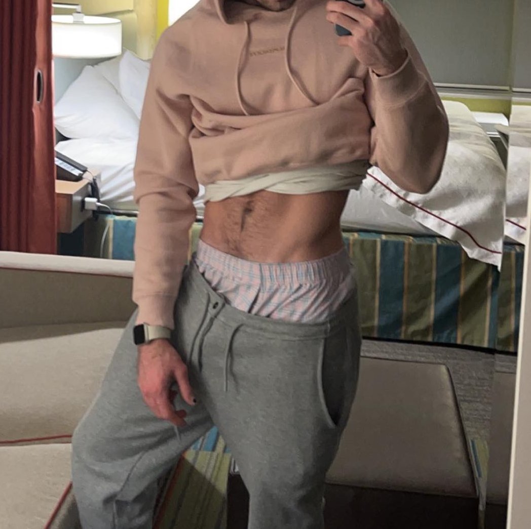 It'd be a public disservice for him not to pose in front of the mirror, 𝘳𝘪𝘨𝘩𝘵?