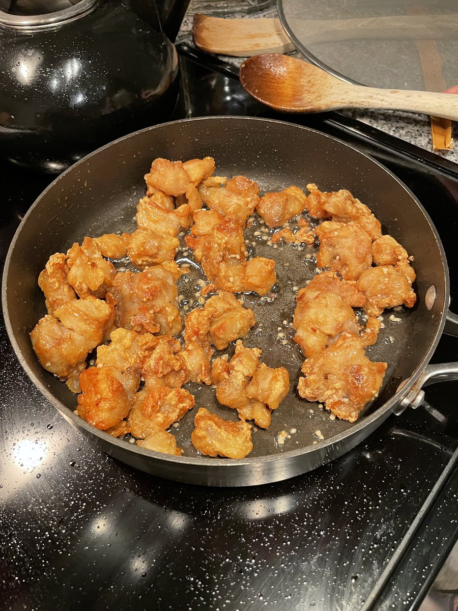 JaredStefani's tweet photo. @WoodySHW @GregGory987 took your advice on the garlic while pan frying Trader Joe’s orange chicken. “Aw like…I like that” https://t.co/DEj8zWp48k
