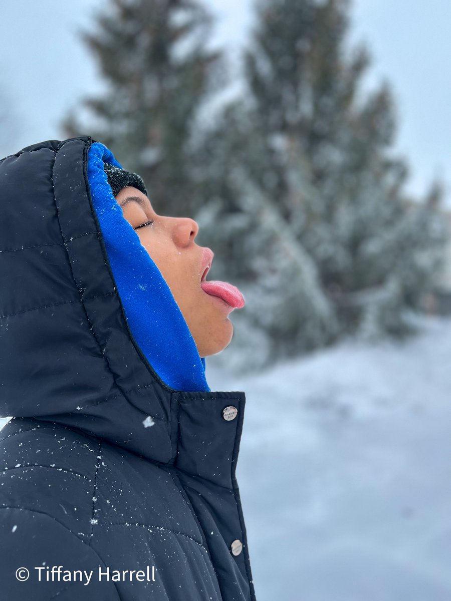 ByNikPharrell's tweet photo. What kid doesn't like the taste of freshly falling snow.😋🌨️ 1/ #snowday2022 #jour280 @WGNNews https://t.co/WgeNC4OpXd