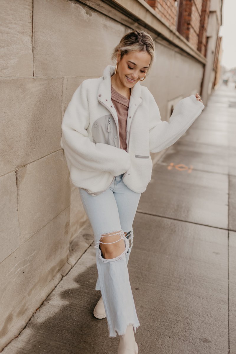 When comfy meets cute!🤗 my new snap jacket dropped and we're down to 2 smalls left! 
#fashionblogger #fashionblog #style #outfit #shopping #shopsmall #Shopify #boutique #downtownsiouxfalls #dtsf