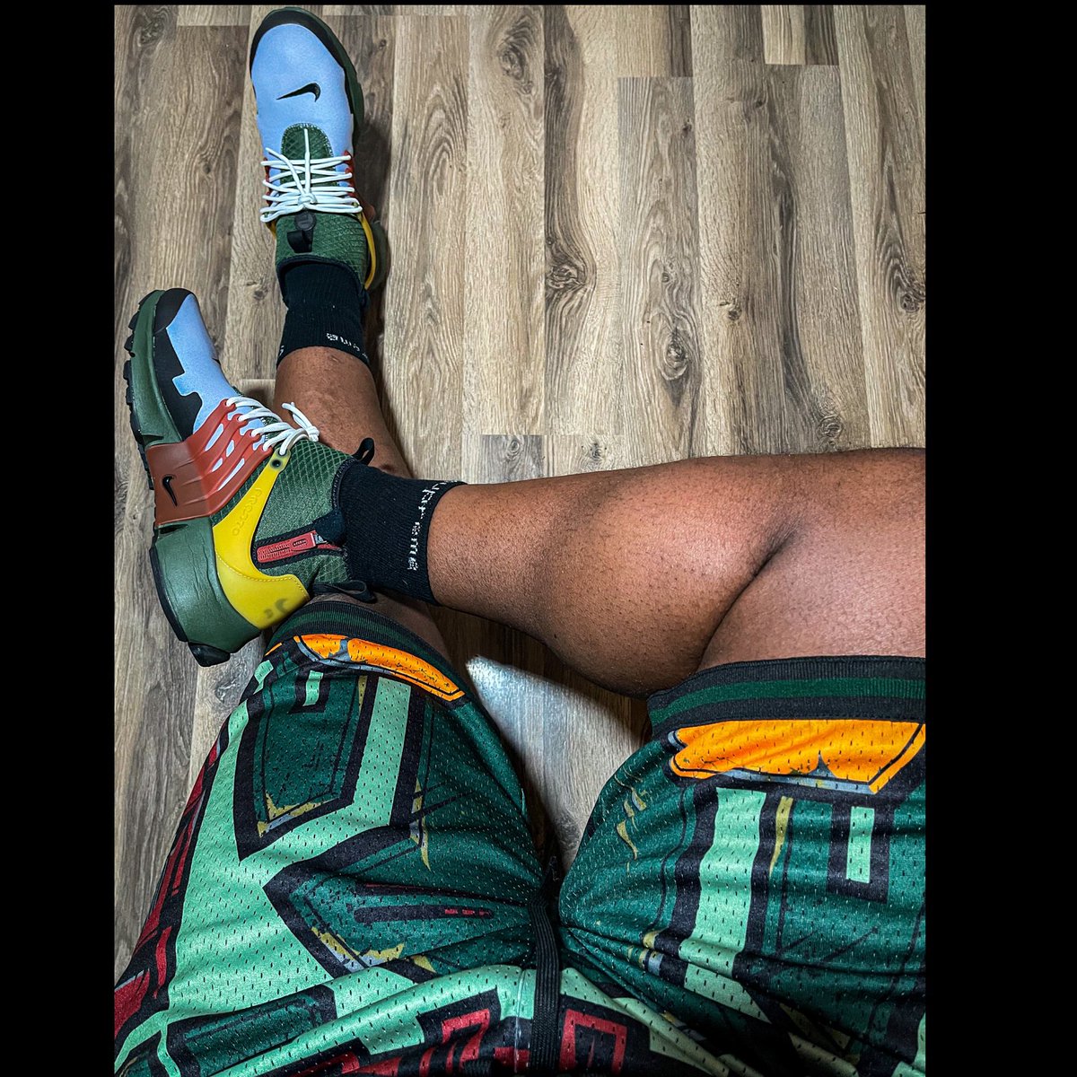 In honor of another EPIC of @bookofbobafett I had to fully commit to watching this episode in #BobaFett gear..⠀
⠀
Shorts by @savsnrband⠀
Socks by @supremenewyork⠀
Shoes by @nike - Nike AirPresto Mid “Boba Fett”⠀
⠀
Can’t wait till next week’s episode #BookofBobbaFett