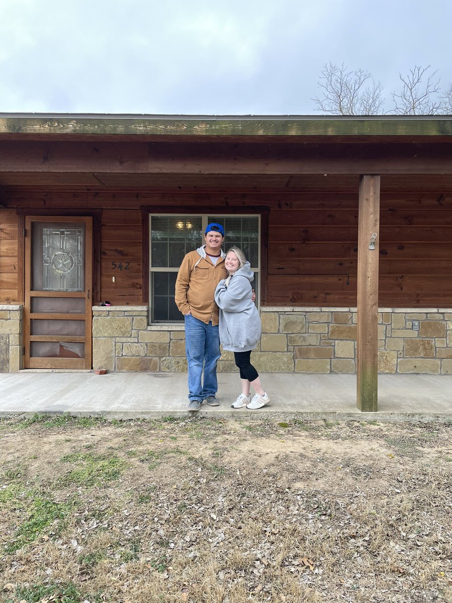 _CoachReeves's tweet photo. The Reeves are on the move!! Blessed to find a new 🏠 in #THEVILLE ‼️ And on National Signing Day too 👀🤘🏽 Excited to get to work building champions 🤑💍#KINGMADE #gottajavit 🔵🐗🟡 https://t.co/YC1M2AFF06
