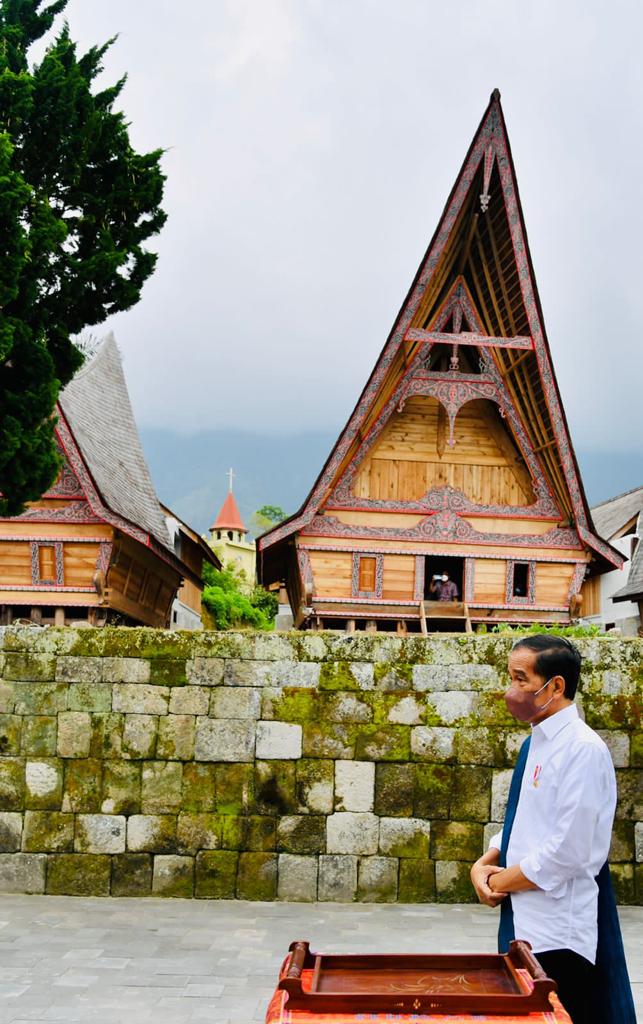 Tiga tahun lalu, kawasan Huta Siallagan di Kab. Samosir masih padat dengan rumah-rumah. Setelah direvitalisasi pemerintah sepanjang 2020-2021, kawasan seluas 11.000 m2 itu sudah berubah jauh.

Huta Siallagan dan lingkungan sekitarnya kini lebih rapi dan berkelas.