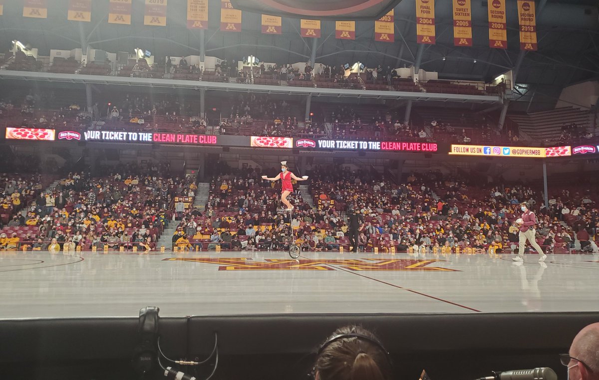 coreydonovan's tweet photo. The best (halftime) show on earth. #redpanda #gopherbasketball https://t.co/IKNEXzyNMO