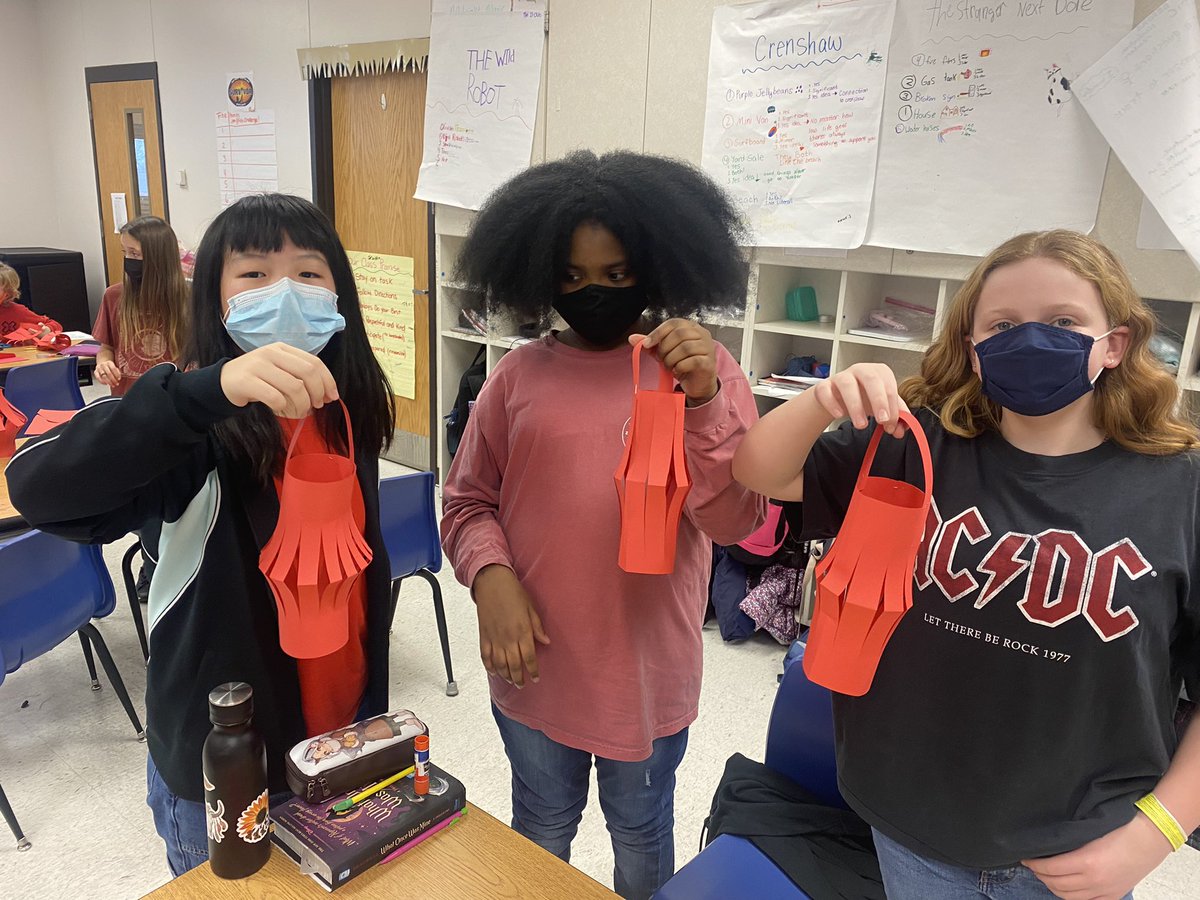 CrestwoodEle's tweet photo. Gung hey fat choy! 🐯 Mrs. Hyman’s fifth graders learned about the #ChineseNewYear from a few of their students! It was a great learning experience for everyone! https://t.co/Gd0Eld1O2q