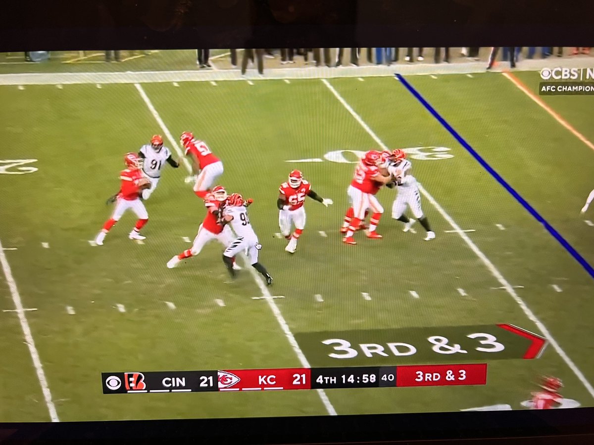 FB_FilmAnalysis's tweet photo. This is such a trash view of the game that we have to watch live. We only get to see half of what’s going on. https://t.co/zZKBNUs3sQ