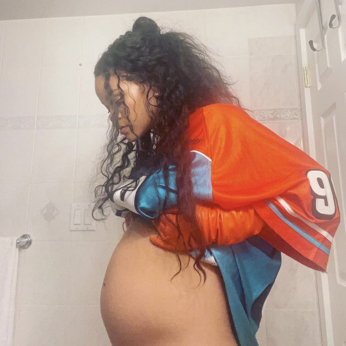crisayonara's tweet photo. a barriga da rihanna 🥺🥺🥺🥺 https://t.co/O62QlyqFso