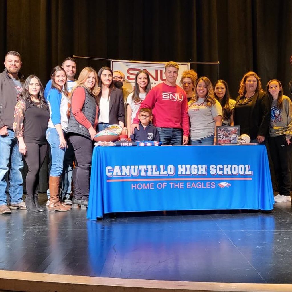 It’s Official‼️ #BoltsUp⚡️
<a href="/CoachHada/">Dustin Hada</a> <a href="/CoachNABrown/">Nathan Brown</a> <a href="/Datcoachwest/">Datcoachwest</a>