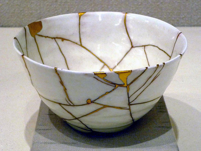 DGivkoff's tweet photo. El Kintsugi es una tradición  en la cual se reparan objetos rotos con oro, también es una filosofía de vida, las personas rotas no se descartan, ni se desechan; se reparan y sus cicatrices al igual que los objetos reparados con Kintsugi las hacen más valiosas y bellas. https://t.co/UHcAt7vVOL