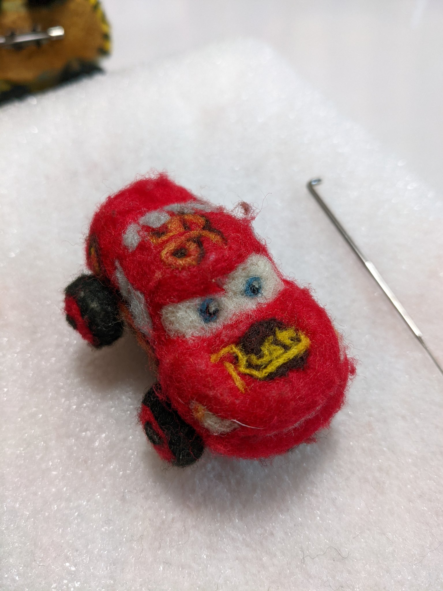 木藤愛 帽子につけてるマックイーン 毛玉だらけになったのを修正 一枚目がbefore 二枚目がafter 男前に戻った しかし タイヤが動く用にストロー芯とかを入れてるの忘れてて 針折るところだった カーズ マックイーン 羊毛フェルト ハンドメイド 木藤愛 帽子につけてるマックイーン 毛玉だらけになったのを修正 一枚目がbefore 二枚目がafter 男前に戻った しかし タイヤが動く用にストロー芯とかを入れてるの忘れてて 針折るところだった カーズ マックイーン 羊毛フェルト ハンドメイド