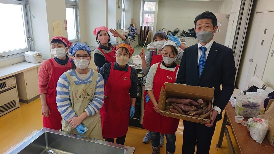 kondo_daisuke's tweet photo. ずし子ども0円食堂に仲間たちと耕す畑で採れたサツマイモをお届けに。
コロナ禍で皆と食べることもままならず、お弁当を作って渡すスタイルで月3回実施しているとのこと。
ビッグママたちの愛情に頭が下がります。
ビッグパパもいましたー😆
#ずし子ども0円食堂 #子ども食堂 #逗子 #sunshinefarm https://t.co/if9a5VCZRy