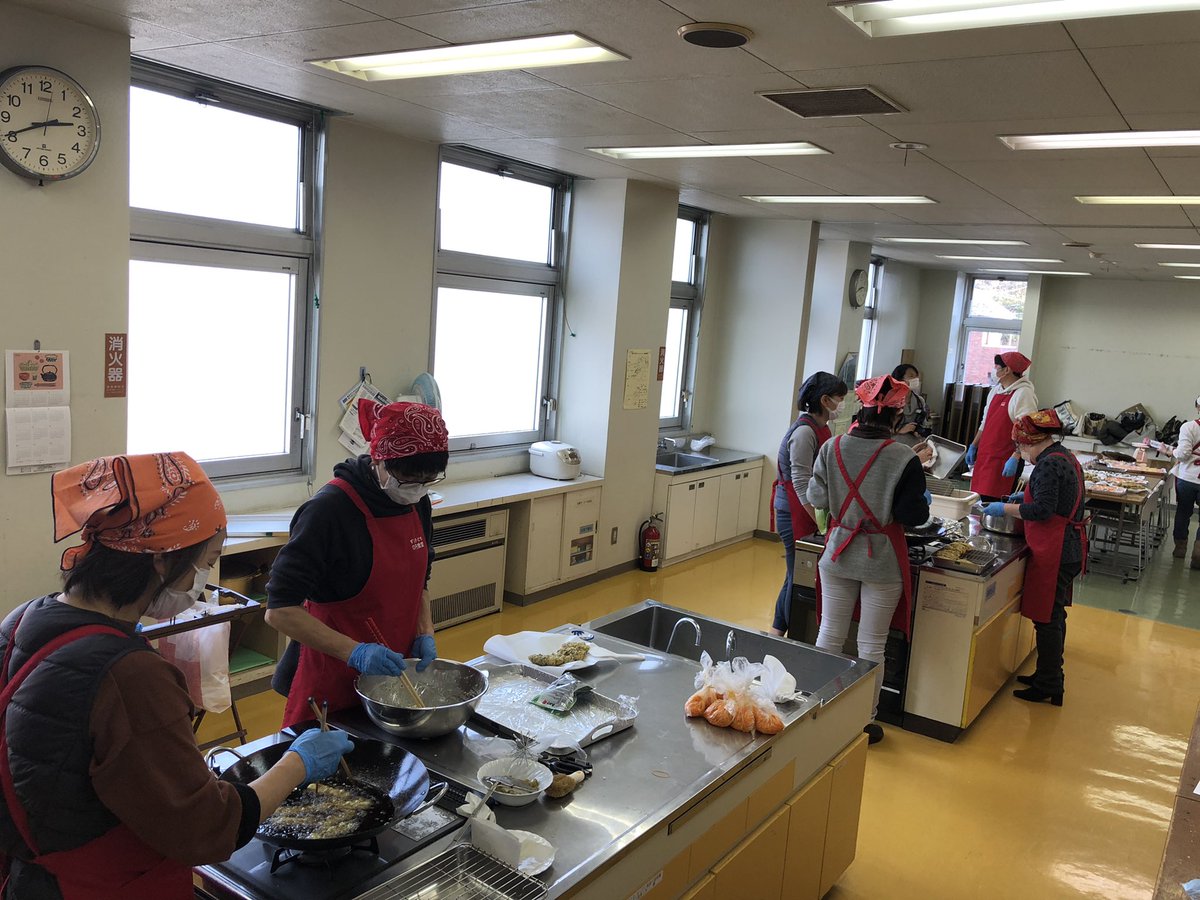 kondo_daisuke's tweet photo. ずし子ども0円食堂に仲間たちと耕す畑で採れたサツマイモをお届けに。
コロナ禍で皆と食べることもままならず、お弁当を作って渡すスタイルで月3回実施しているとのこと。
ビッグママたちの愛情に頭が下がります。
ビッグパパもいましたー😆
#ずし子ども0円食堂 #子ども食堂 #逗子 #sunshinefarm https://t.co/if9a5VCZRy
