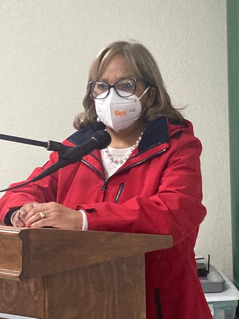 SNTE8's tweet photo. #TodosSomosUno

Agradeciendo el apoyo de nuestro  líder el Mtro. Alfonso Cepeda Salas, Secretario General del #CEN del #SNTE, la Mtra Rosa María Hernández Madero, Sria Gral  #Sección8 #SNTE, realiza la 28a Entrega de Escrituras y Cancelación de Hipotecas en #Juárez. https://t.co/tjyCOSd5bt