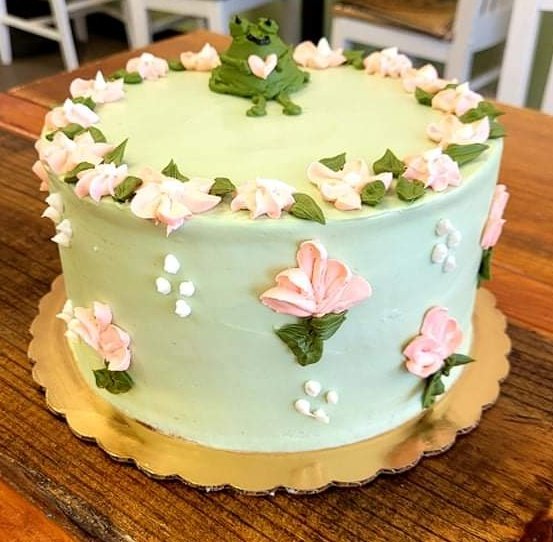 johnsons_bakery's tweet photo. Wayyy back Wednesday...here's a super cute cake we made several months ago. #frogcake🐸 #johnsonsbakery #bastropbakery https://t.co/QAu78auDqB
