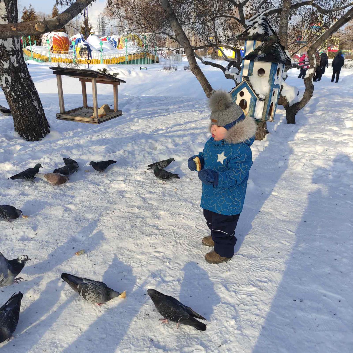 Благодарю родителей, поделившихся с нами тем, как они с детьми помогают в зимний период пережить пернатым голод. С раннего детства мы начинаем приобщать детей заботиться, бережно относиться ко всему живому. Придёт Весна и птицы отблагодарят нас, помогая нам в садах, огородах и тд