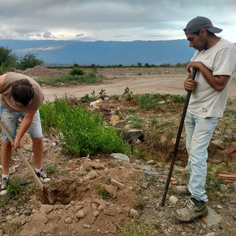 ChilecitoMup's tweet photo. 🔸Hoy los compañeros del MUP Chilecito.
🔸Visitamos el Barrio Puesta del Sol Norte en San Nicolas colaboramos realizando pozos para la colocación de los carteles de nombres de las calles hechos por los vecinos. Agradecemos la invitacion de los vecinos.
#chilecito https://t.co/3XyZlXmINv