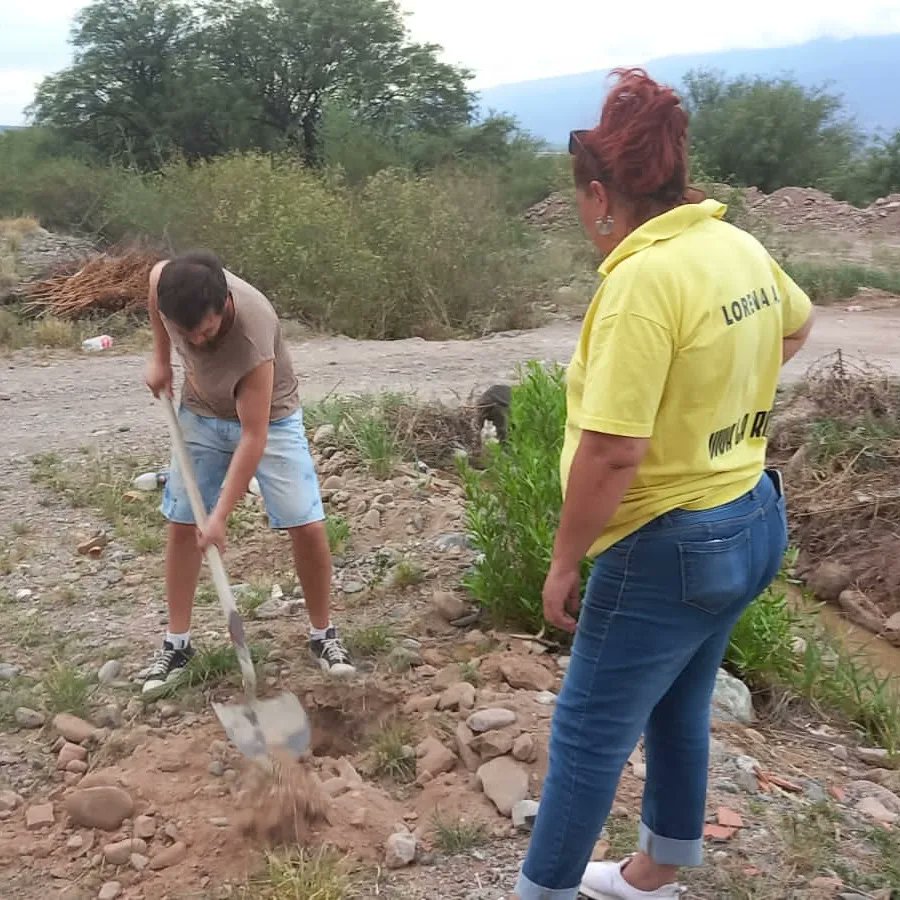 ChilecitoMup's tweet photo. 🔸Hoy los compañeros del MUP Chilecito.
🔸Visitamos el Barrio Puesta del Sol Norte en San Nicolas colaboramos realizando pozos para la colocación de los carteles de nombres de las calles hechos por los vecinos. Agradecemos la invitacion de los vecinos.
#chilecito https://t.co/3XyZlXmINv