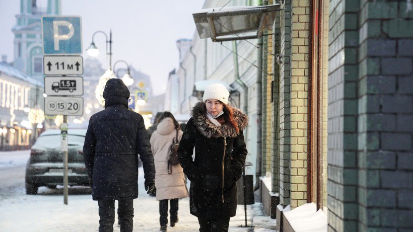 Погода москва 17 апреля. Люди в Москве зимой. Похолодание зимой. 12 Градусов Мороза. Центр Москвы зимой.
