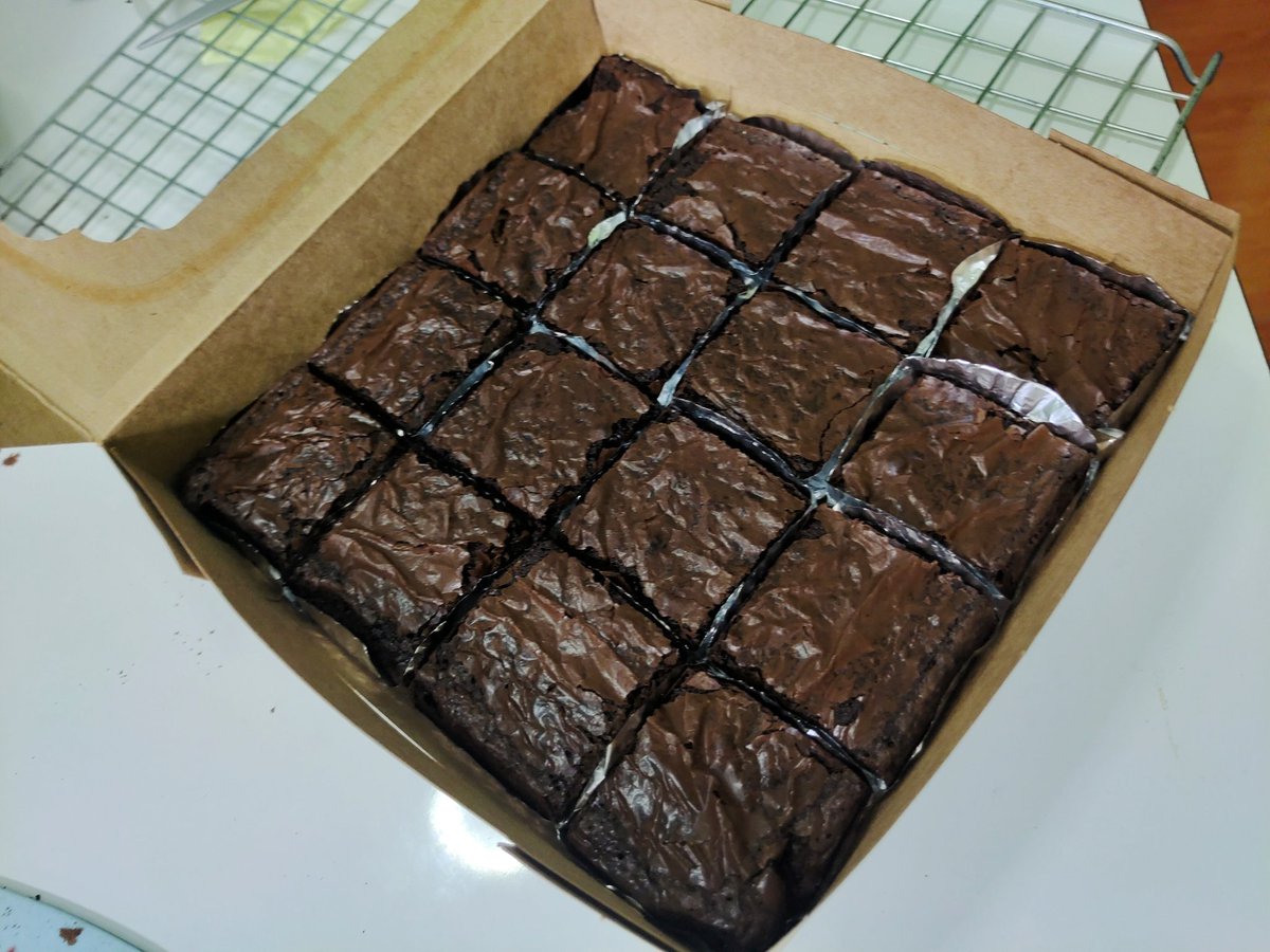 Aiiemz's tweet photo. บราวนี่ถาดละ 350 บาทรวมส่งแล้วค่ะ มี 16 ชิ้น 
อายุขนมนอกตู้เย็นได้ 10 วัน ในตู้เย็น 1 เดือนค่ะ สนใจทักแชทได้เลยนะค้า🙏 https://t.co/ehx8lGVy31
