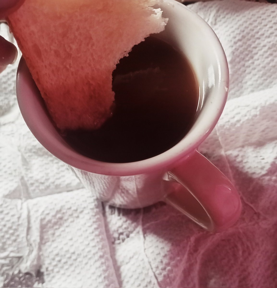 Shee147's tweet photo. DUNKING
My friend says I fit the description of men(women) who don't get married.
I wonder if it's because I like my tea without sugar, without milk.
Or the way I soak my biscuits(bread) doesn't say husband(wife) material. @mufasapoet this got me today 😅
#raisingasun https://t.co/iiUkVY8itY