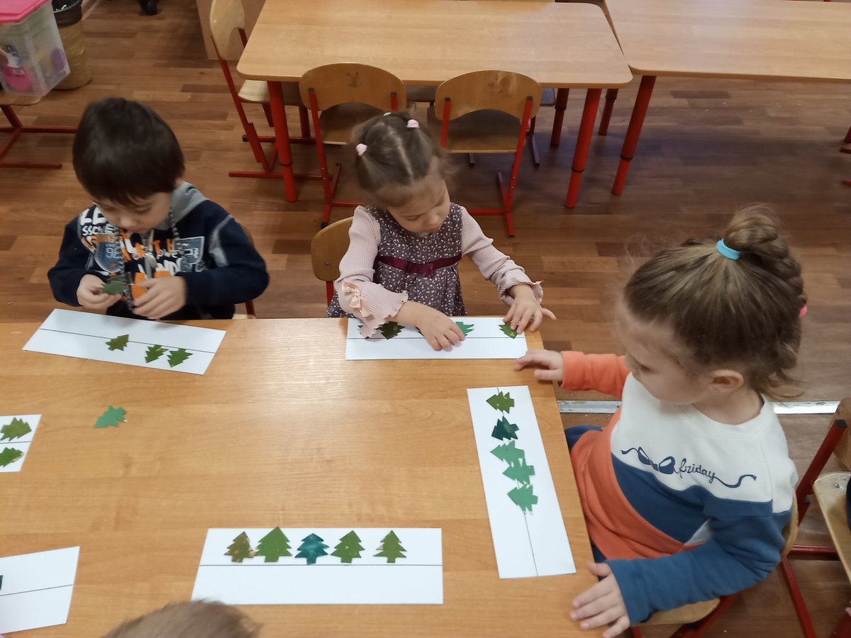 На занятии по ФЭМП дети группы ,, Хризантемы "сравнивали две равные группы предметов,обозначали результаты сравнения словами по много,поровну, столько-сколько.Упражнялись в определении пространственных направлений.