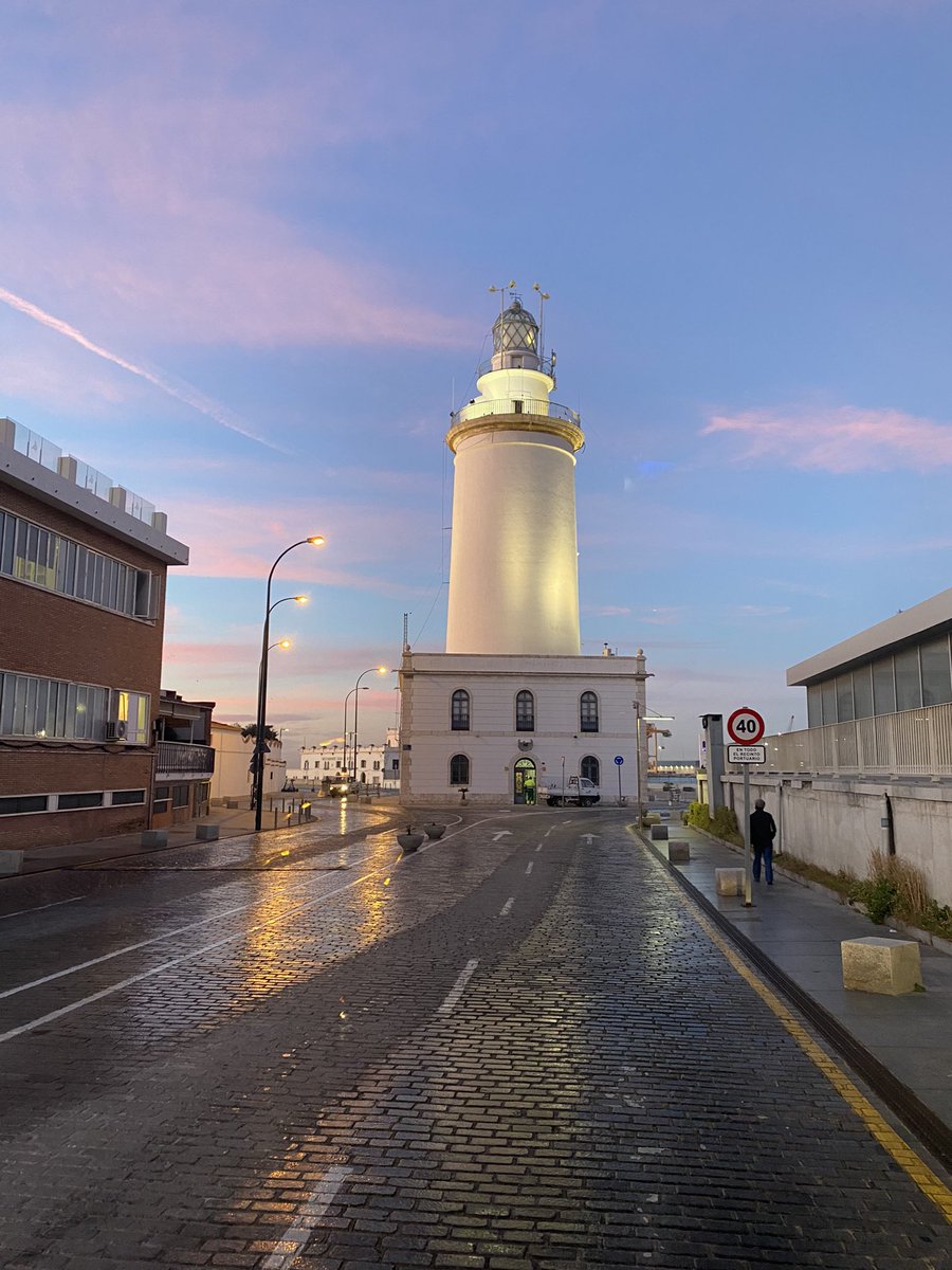 Resquicio del precioso amanecer que tenemos en este momento sobre Malaga #lafarola #malaga #sunrise